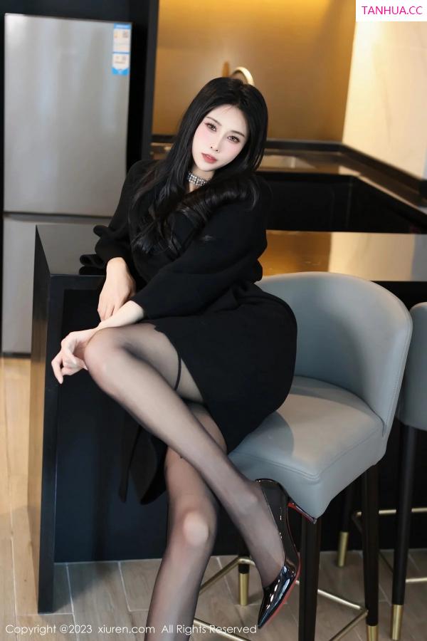 草莓  [XiuRen]高清写真图 2023.12.12 No.7797 草莓mm 黑丝美腿第3张图片